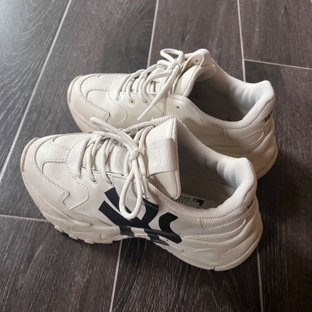 Sneaker - Picture 3 of 6